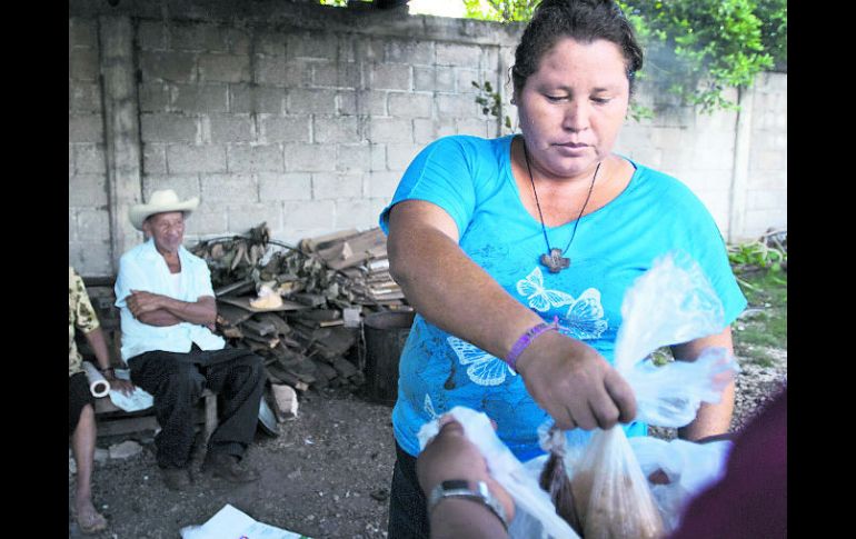 ''Las patronas'' son un grupo de muejres que ayudan a migrantes centroamericanos, uno de los grupos más vulnerables. EFE /