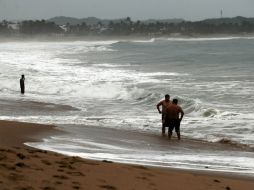 La ingesta de bebidas alcohólicas antes de meterse al agua es un factor que influye en los accidentes. ARCHIVO /