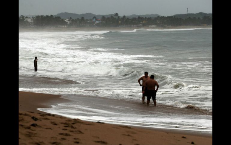 La ingesta de bebidas alcohólicas antes de meterse al agua es un factor que influye en los accidentes. ARCHIVO /