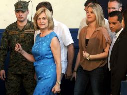 Con una sonrisa relajada y un vestido azul, Matthei tardó pocos segundos en votar. AFP /