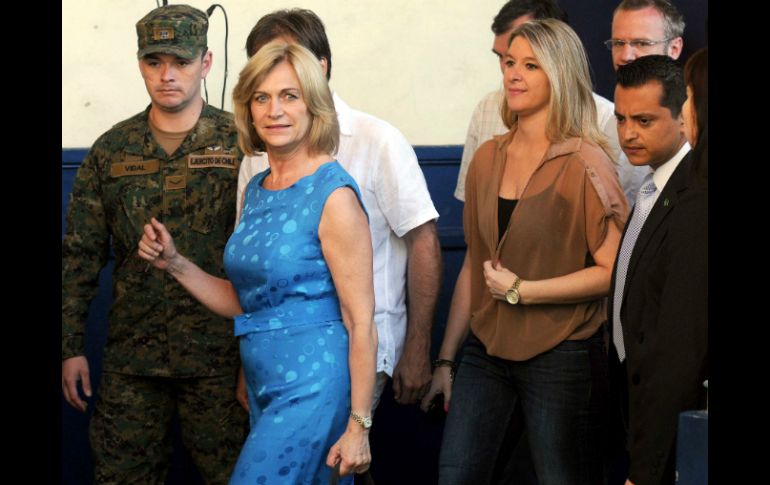 Con una sonrisa relajada y un vestido azul, Matthei tardó pocos segundos en votar. AFP /