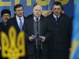 John McCain,  Chris Murphy y el líder de la oposición Oleh Tyahnybok durante la manifestación en Kiev. AP /