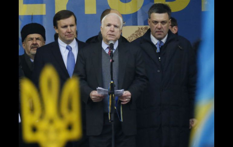 John McCain,  Chris Murphy y el líder de la oposición Oleh Tyahnybok durante la manifestación en Kiev. AP /