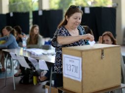 Los chilenos votan en la segunda vuelta para elegir a su presidenta. EFE /