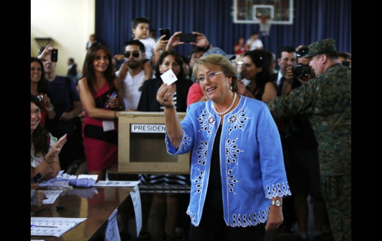 La candidata Michelle Bachelet durante las elecciones en Chile. AP /