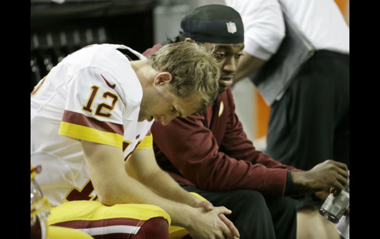 Kirk Cousins (12) falló reemplazando a Robert Griffin III (D). AP /