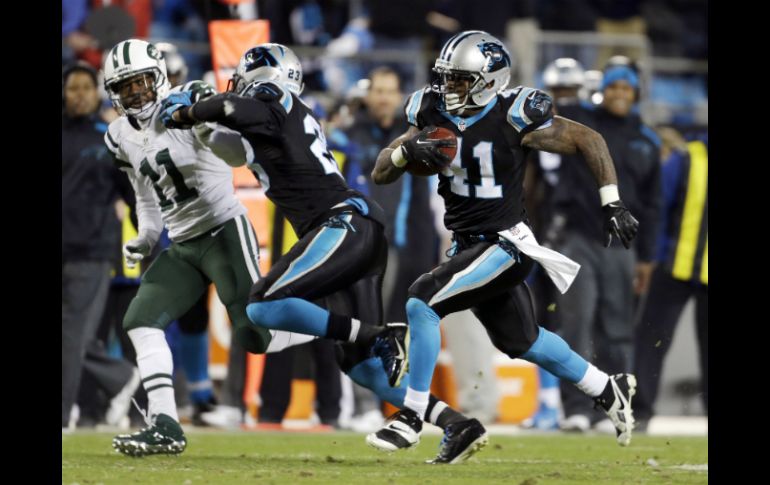 Captain Munnerlyn (41) regresó una intercepción hasta las diagonales. AP /