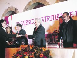 Entusiasmo. Enrique Dau Flores entregó los certificados a quienes se graduaron de la maestría y doctorado en educación virtual.  /