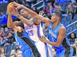 Kevin Durant recibe una falta por parte de Tobias Harris (izq.) y de Maurice Harkless. AP /