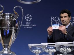 Luis Figo, ex jugador portugués, estuvo presente en el sorteo de octavos de final de la Champions League. AFP /