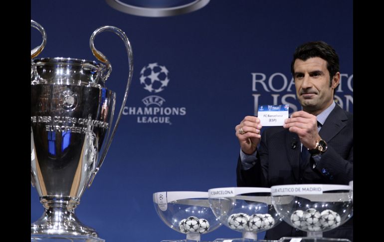 Luis Figo, ex jugador portugués, estuvo presente en el sorteo de octavos de final de la Champions League. AFP /