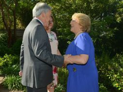 Sebastián Piñera y Michelle Bachelet dialogaron sobre la pasada segunda vuelta de la elección presidencial y el traspaso del mando. EFE /