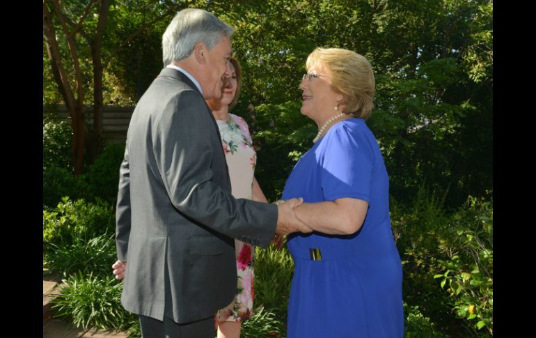 Sebastián Piñera y Michelle Bachelet dialogaron sobre la pasada segunda vuelta de la elección presidencial y el traspaso del mando. EFE /