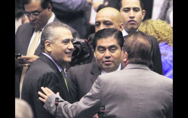 El coordinador de los diputados del PRI, Manlio Fabio Beltrones, dialoga con el senador perredista Miguel Barbosa (C). NTX /