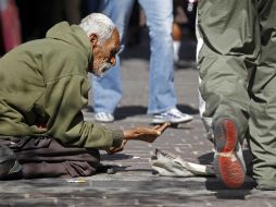 Hubo un aumento en el número de personas que no puede adquirir una canasta básica. ARCHIVO /