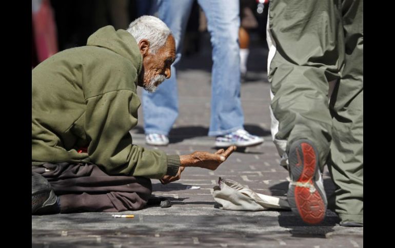 Hubo un aumento en el número de personas que no puede adquirir una canasta básica. ARCHIVO /