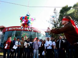 El dirigente de la FEU, José Alberto Galarza Villaseñor, quebra una piñata fuera de la Secretaría de Movilidad.  /