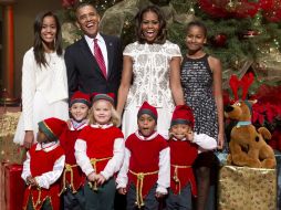 Los Obama conocieron a cinco menores que son pacientes del hospital y que asistieron vestidos de duendecillos. AFP /