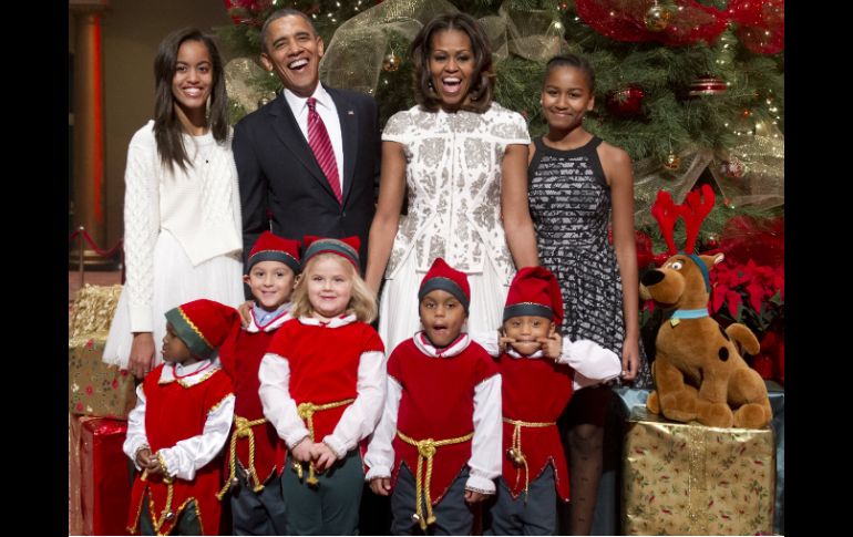 Los Obama conocieron a cinco menores que son pacientes del hospital y que asistieron vestidos de duendecillos. AFP /