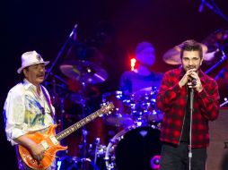 Los cantantes Juanes (d) y Carlos Santana durante un concierto en México. AFP /