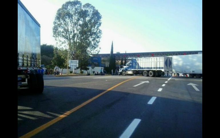 En Twitter @any_capicua escribe: #Bloqueo carretera Gdl.-Ocotlan. Agricultores y campesinos protestan por el mal pago del #maiz ESPECIAL /