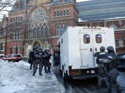 Elementos del equipo táctico SWAT llegan a uno de los edificios evacuados de la Universidad de Harvard. AP /