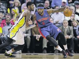 El delantero de Indiana Paul George defiende al alero de Detroit Josh Smith, quien terminó con 30 puntos. AP /