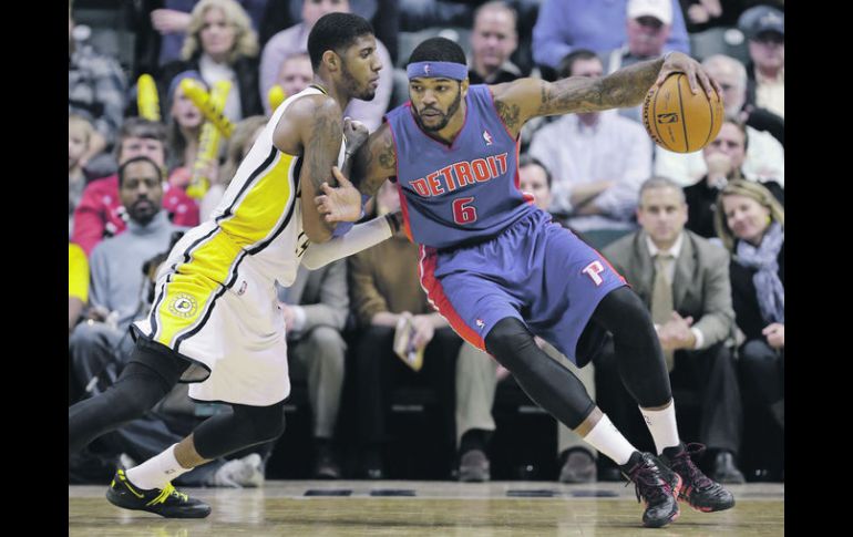 El delantero de Indiana Paul George defiende al alero de Detroit Josh Smith, quien terminó con 30 puntos. AP /