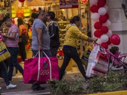 Ropa, iPohones, iPads y demás gadgets son las primeras opciones de los mexicanos en 'la carta a Santa Claus'. ARCHIVO /