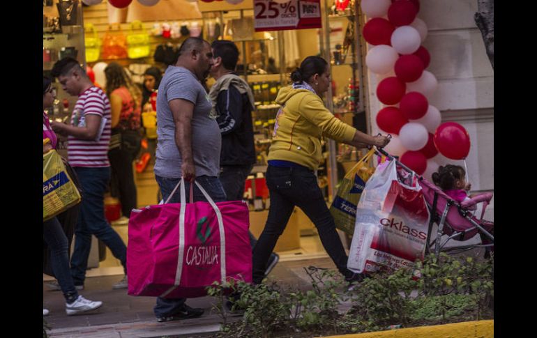 Ropa, iPohones, iPads y demás gadgets son las primeras opciones de los mexicanos en 'la carta a Santa Claus'. ARCHIVO /