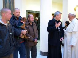 El Papa Francisco celebró su cumpleaños acompañado de cuatro hombres sin techo. EFE /