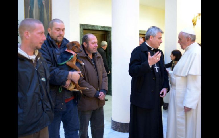 El Papa Francisco celebró su cumpleaños acompañado de cuatro hombres sin techo. EFE /