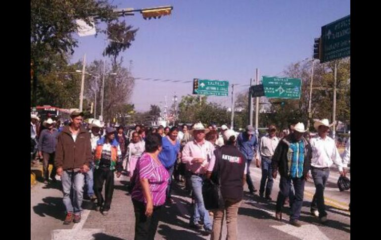 La marcha, conformada por aproximadamente 100 personas, tomó un carril de Avenida Alcalde y avanzó hacia las oficinas de la delegación.  /