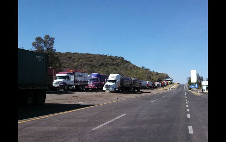 Productores de maíz mantienen bloqueado el paso.  /