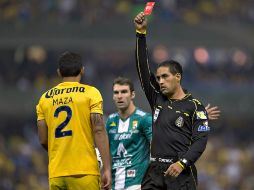 García Orozco sacó la tarjeta roja a Rodríguez y después el defensa reaccionó aventándole la pelota. MEXSPORT /