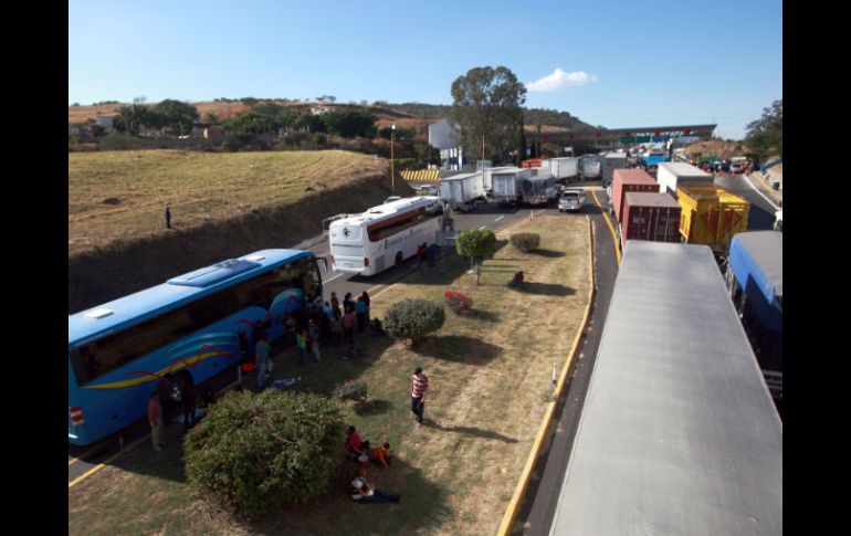 Son cientos de historias y afectaciones las que los viajeros padecieron durante prolongadas horas.  /