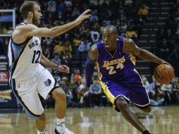 Kobe Bryant (d) de los Lakers ante los Nick Calathes (i) de los Grizzlies durante un juego de la NBA. EFE /