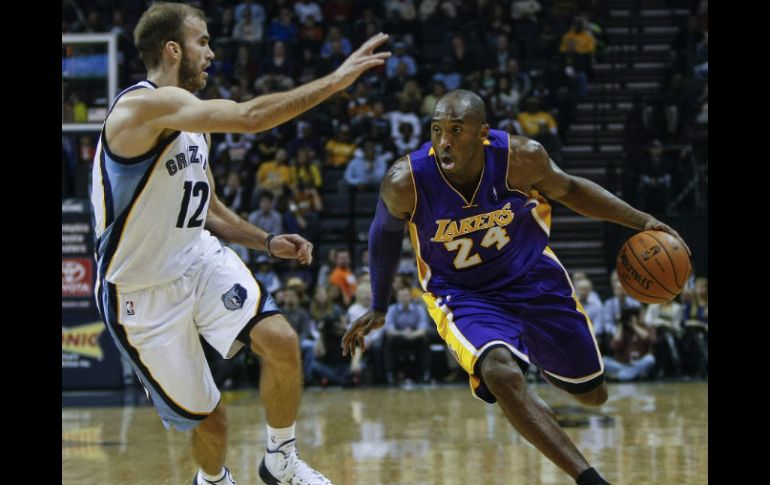 Kobe Bryant (d) de los Lakers ante los Nick Calathes (i) de los Grizzlies durante un juego de la NBA. EFE /