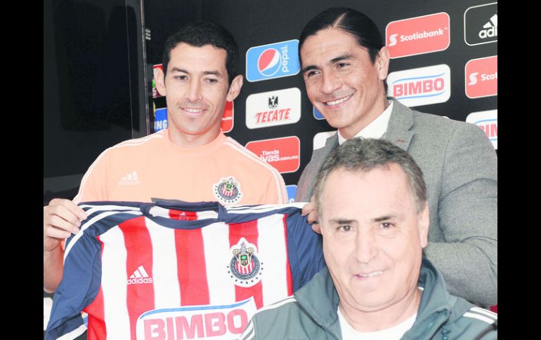 El “Güero” Real sonríe mientras Palencia presenta a Israel Castro su nueva camisa. MEXSPORT /