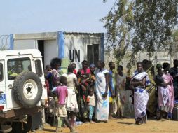 Civiles refugiados en un recinto de la ONU a las afueras de Juba. Unas 20 mil personas han buscado refugio. EFE /