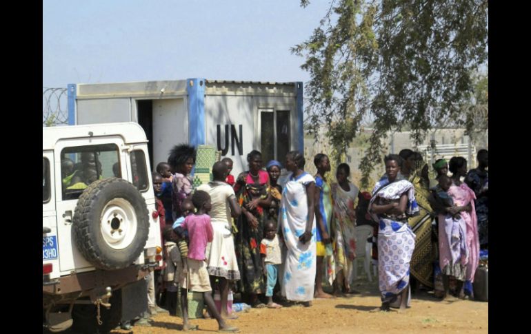 Civiles refugiados en un recinto de la ONU a las afueras de Juba. Unas 20 mil personas han buscado refugio. EFE /