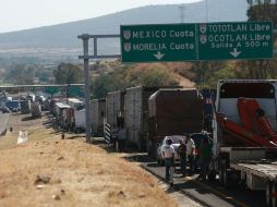 Los productores de maíz bloquearon la carretera Guadalajara - México durante 30 horas, exigían un aumento en el precio del maíz.  /