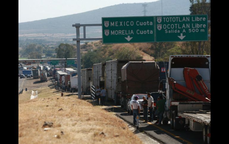 Los productores de maíz bloquearon la carretera Guadalajara - México durante 30 horas, exigían un aumento en el precio del maíz.  /