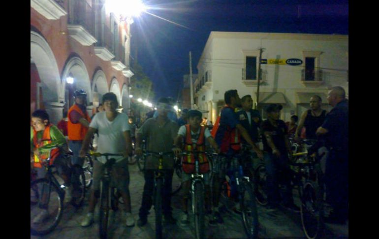 El colectivo sale a pasear en bicicleta cada viernes con el motivo de erradicar la violencia y fomentar el deporte. ESPECIAL /