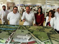 Carlos Slim (c) inaugura junto al gobernador Javier Duarte (i) la primera etapa del proyecto 'Nuevo Veracruz'. SUN /