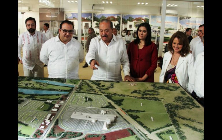 Carlos Slim (c) inaugura junto al gobernador Javier Duarte (i) la primera etapa del proyecto 'Nuevo Veracruz'. SUN /