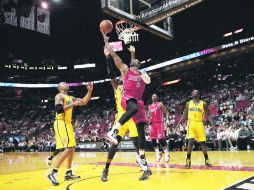 Para adentro. Dwyane Wade dispara a la canasta ante la tibia marcación de Lance Stephenson. El guardia de Miami terminó con 32 puntos. AFP /