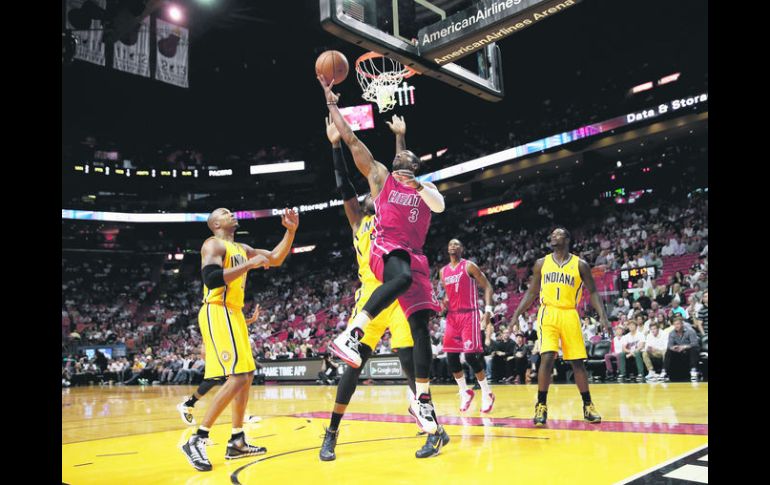 Para adentro. Dwyane Wade dispara a la canasta ante la tibia marcación de Lance Stephenson. El guardia de Miami terminó con 32 puntos. AFP /