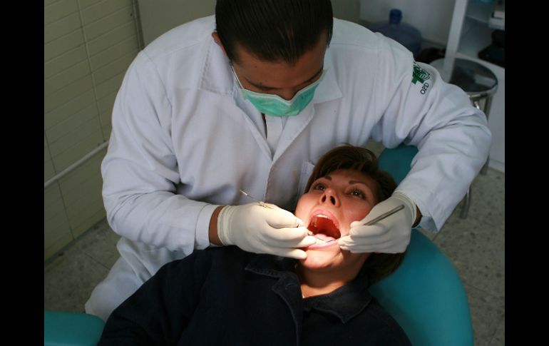 Visitar al dentista periódicamente ayuda a prevenir cualquier tipo de afección bucal. ARCHIVO /