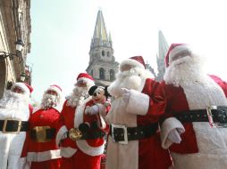 'Santa Claus' sale a la calle a protestar por la falta de espacio en el Centro Histórico de Guadalajara para realizar su trabajo.  /